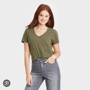 (M) Ivy Green V-Neck Short Sleeve Top ❣️PRICE FIRM unless bundled w/ other items